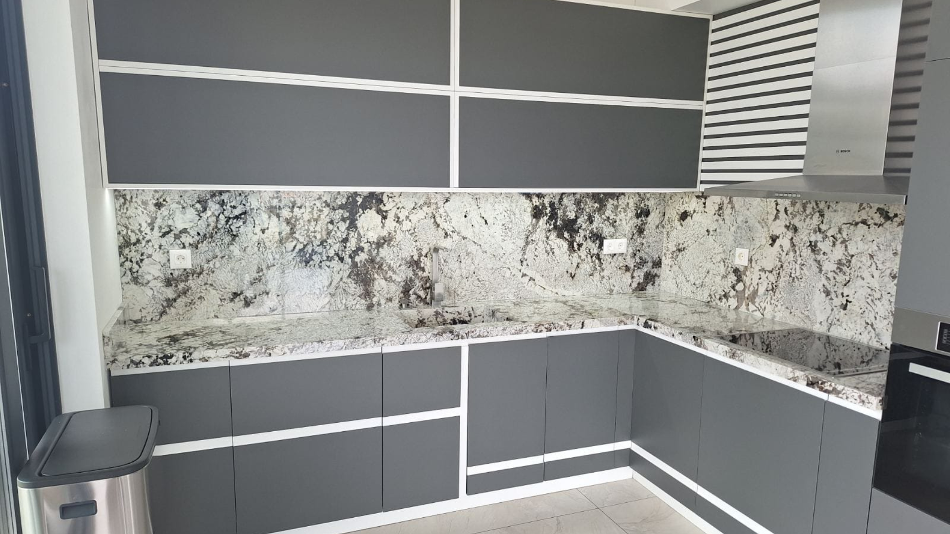 Естествен камък Alaska White