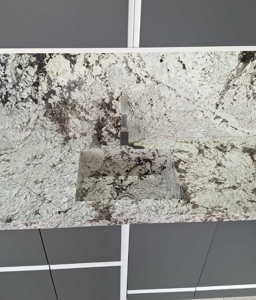 Естествен камък Alaska White