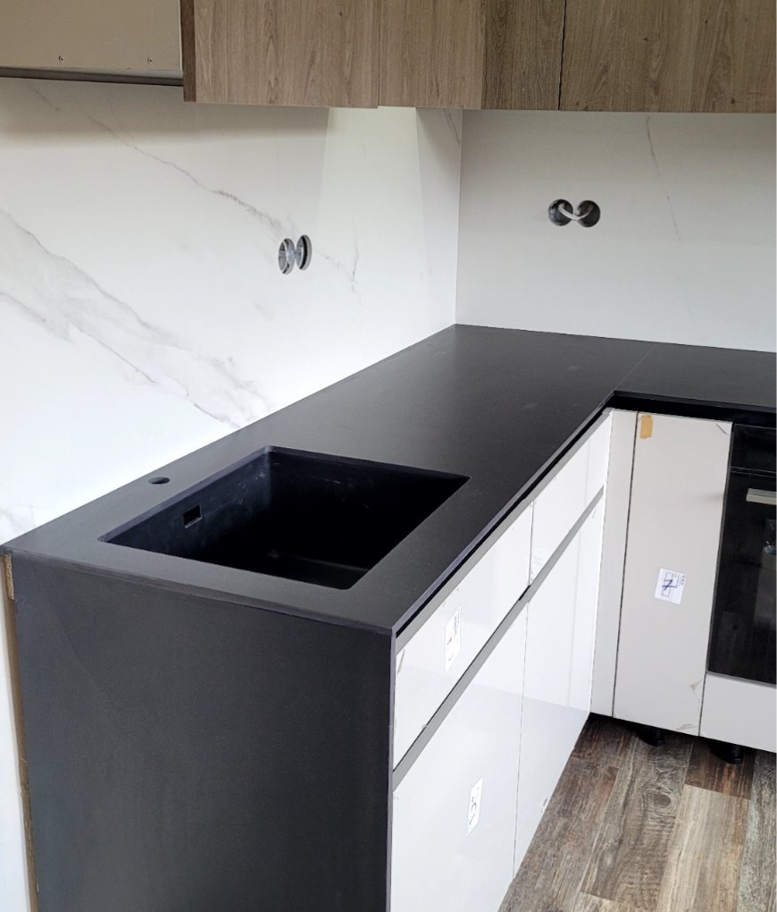 Керамика Laminam Nero Assoluto и ABKSTONE Calacatta Grey